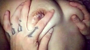 Meu marido chupa minha buceta e brinca com meus peitos.