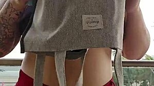 Mostrando Os Fundos Na Sacada