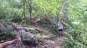 Туристы заблудились в джунглях и ебутся на свежем воздухе