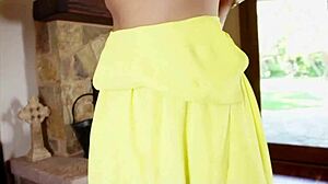 Горячая шлюшка из колледжа Джиджи хочет, чтобы старший незнакомец трахнул ее