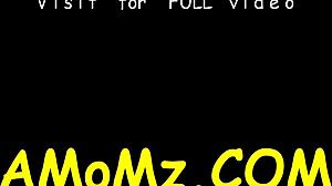 Mama jeździ na kowbojce z dojrzałą mamuśką