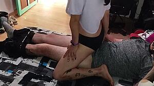 Доведената ми сестра ме съблазнява и накрая се чукаме в къщата на доведения й баща