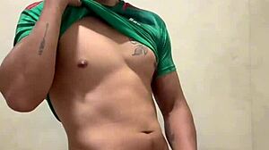 Futbolista mexicano masturbates in gym bathroom