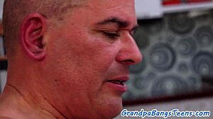 Chica tetona de 19 años cabalga polla de abuelo cachondo en sexo tabú viejo joven 18+