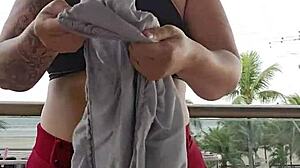 Mostrando Os Fundos Na Sacada