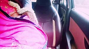 インド人主婦がボーイフレンドと車でセックスしてディルティートーク