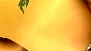 Kölcsönös maszturbálás szexi szőke feleséggel játékokkal