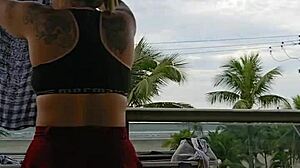 Mostrando Os Fundos Na Sacada