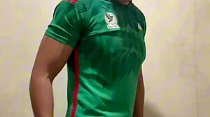 Futbolista mexicano masturbates in gym bathroom