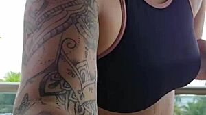 Mostrando Os Fundos Na Sacada