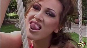 Готиня MILF в червени чорапи чупи с двойно проникване в четиричка