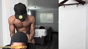 Seksis rumpejente knuller seg selv med dildo så får ekte kuk