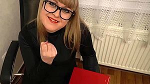 Fortvilet sekretær suger sjefens kuk for å redde jobben