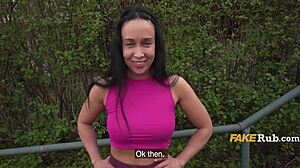 Česká sekretárka nespokojná s prácou neochotne súhlasí za peniaze.