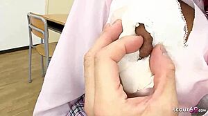 Blonde curvy Japanse tiener 18+ verleidt klasgenoot voor eerste ervaring ongecensureerde jav