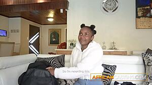 Ebony modelka naredi casting z globokim grlom in eksplozijo sperme!