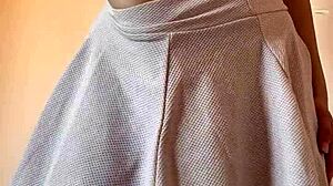 甘い女の子マイスキーが自宅でオナニー、おもちゃで濡れたマンコが輝く