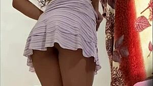 Sensuele model in minirok in mijn Colombiaanse vriendin Alexia's kamer