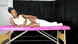 Hon modellerar spetsig vintagelingeri i retrosetting med stor rumpa och tuttar