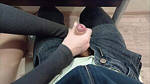 Drkala som spolužiakovi chuj počas prednášky v close-upe