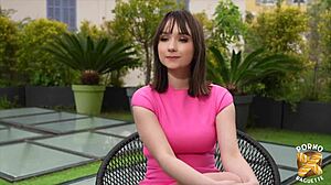 abby sublime coquine raffole de sexe hard avec gros seins naturels