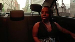 Pár Mattos masíruje malé cicí a tesnú piču na pláži