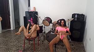 Ki táncol jobban, a fehér kurva vagy a barna? Mindketten kurvák furcsa dolgokkal a puncijukban!