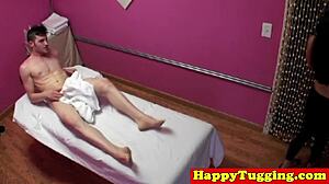 Dold kamera spionerar på asiatisk massös som ger huvud i nuru-session.