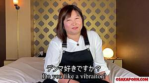 나는 27살 아시안 밀프, 자위 중에 스쿼팅해