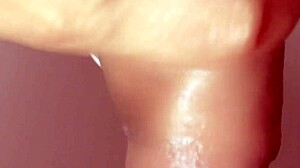 日本娘がモンスターチンポにフェラチオ、クローズアップ！