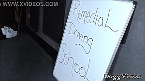 Hej, napolni to veliko rit BBW učiteljico vožnje, medtem ko je upognjena!