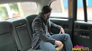 Pensioneret pornostjerne Rebecca More i overraskende hardcore knep med marine i falsk taxi.