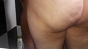 Mi Novia Me Hace Venir En El Ba�o Con Una Mamada Que Le Doy