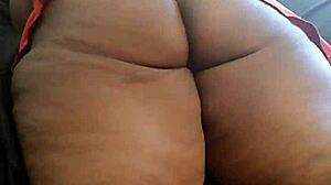 Super thick housewife teases her neighbors with her big ass 😏