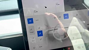 Cheetah Adora intens håndjob massasje på monster kuk