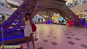 إنفلونسر فائقة السخونة تأخذ قذف في الوجه