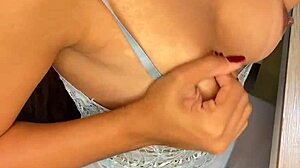 Patricinha do morro rabuda dando a buceta de quatro e gemendo alto com oral e masturbação! 😩