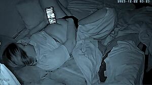 Pinay-pomotyyppi leikkii itseään orgasmiin