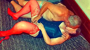 Babička Blue ma prstí a šuká tvrdo v misijnej pozícii!