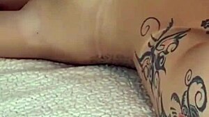 Îmi fut prietena sugestiv cu pula de cauciuc în lesbi fierbinte