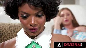 Eu sunt Skylar Snow, vânzătoarea perfectă cu sâni mari, stropind peste tot în casa pe care o vând în doggystyle dur