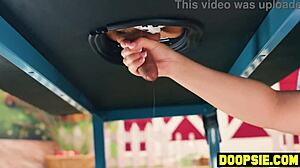 Блондинка с большой жопой наслаждается двумя горячими транссексуалами в групповом действии