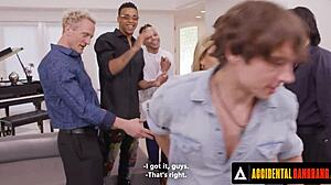 意外群交：辣妹脱衣舞娘Kitana Montana被男友和朋友群干