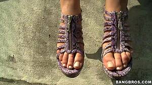 I Suck the Babe's Toes, Giving Her a Footjob She Loves