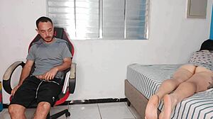 Ja sam posinac provokiran uzbuđenom posestrinom izloženim dupetom