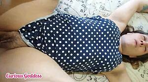 Sıcak sarışının sıkı amı sevgilisinin sikine karşı koyamıyor