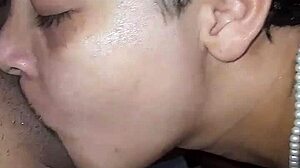 Mi Novia Me Hace Venir En El Ba�o Con Una Mamada Que Le Doy