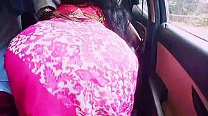 Vakker husmor nyter bil tur med kjæreste