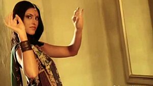 エキゾチックなインドの姫のダンス