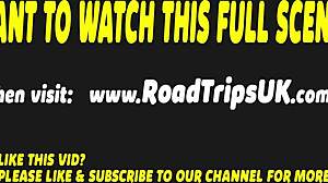 Öt brit MILF leszbikus játékokkal seggdugáshoz és csoportos szexhez európai vakáción